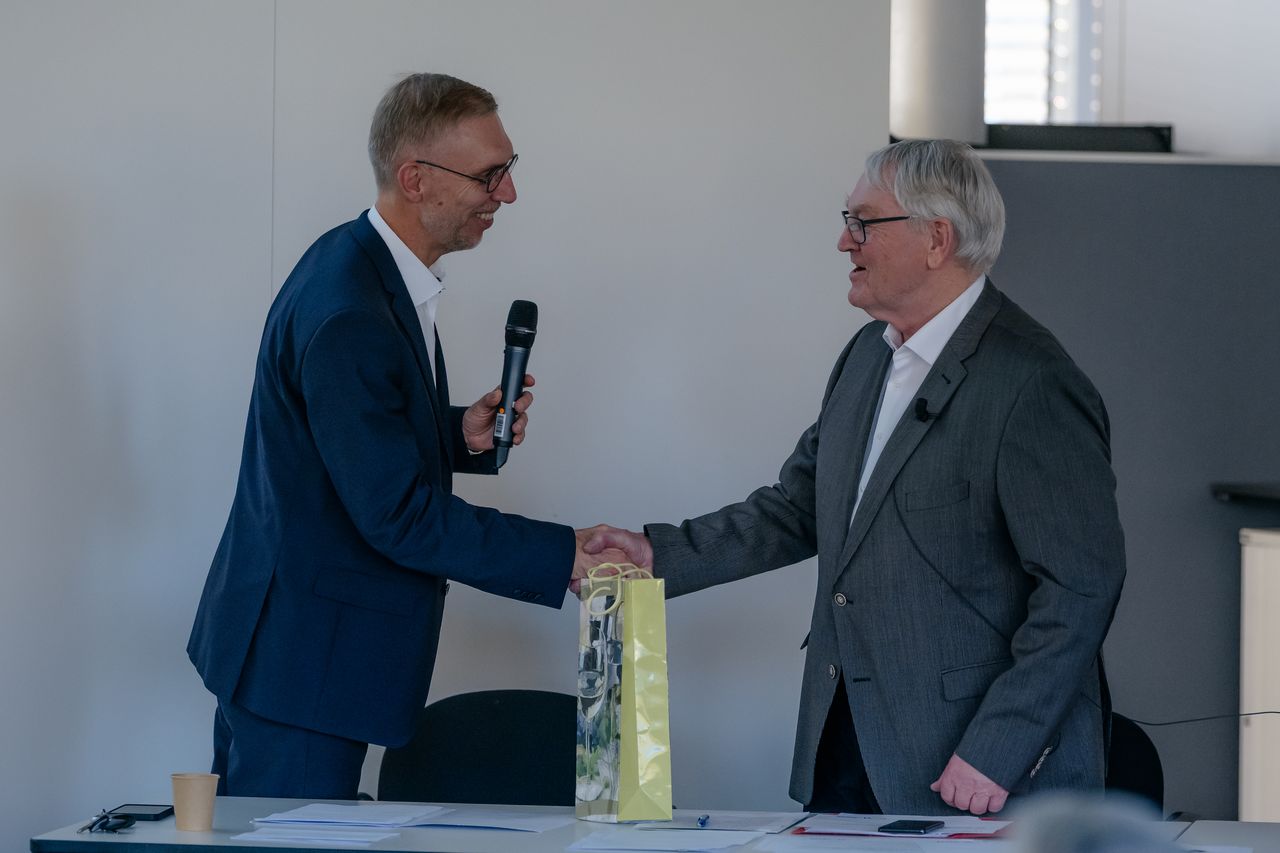 Prof. Thomas Lampke dankt im Namen des Vereins dem langjährigen Vereinsvorsitzenden Prof. Bernhard Wielage für seine Verdienste um den InnoMat IWW e.V. (Foto: IWW)