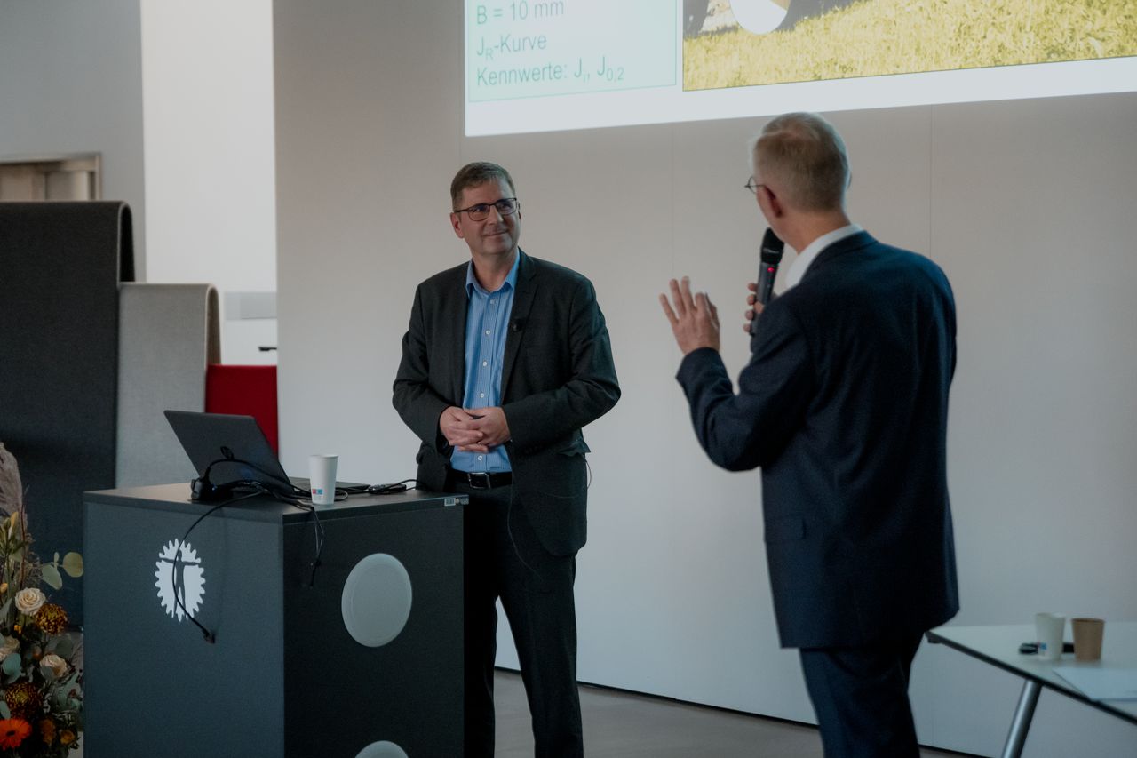 Prof. Lutz Krüger (TU Bergakademie Freiberg) präsentierte die verborgenen Eigenschaften des Sphärogusses und dessen Potenzial für industrielle Anwendungen. (Foto: IWW)