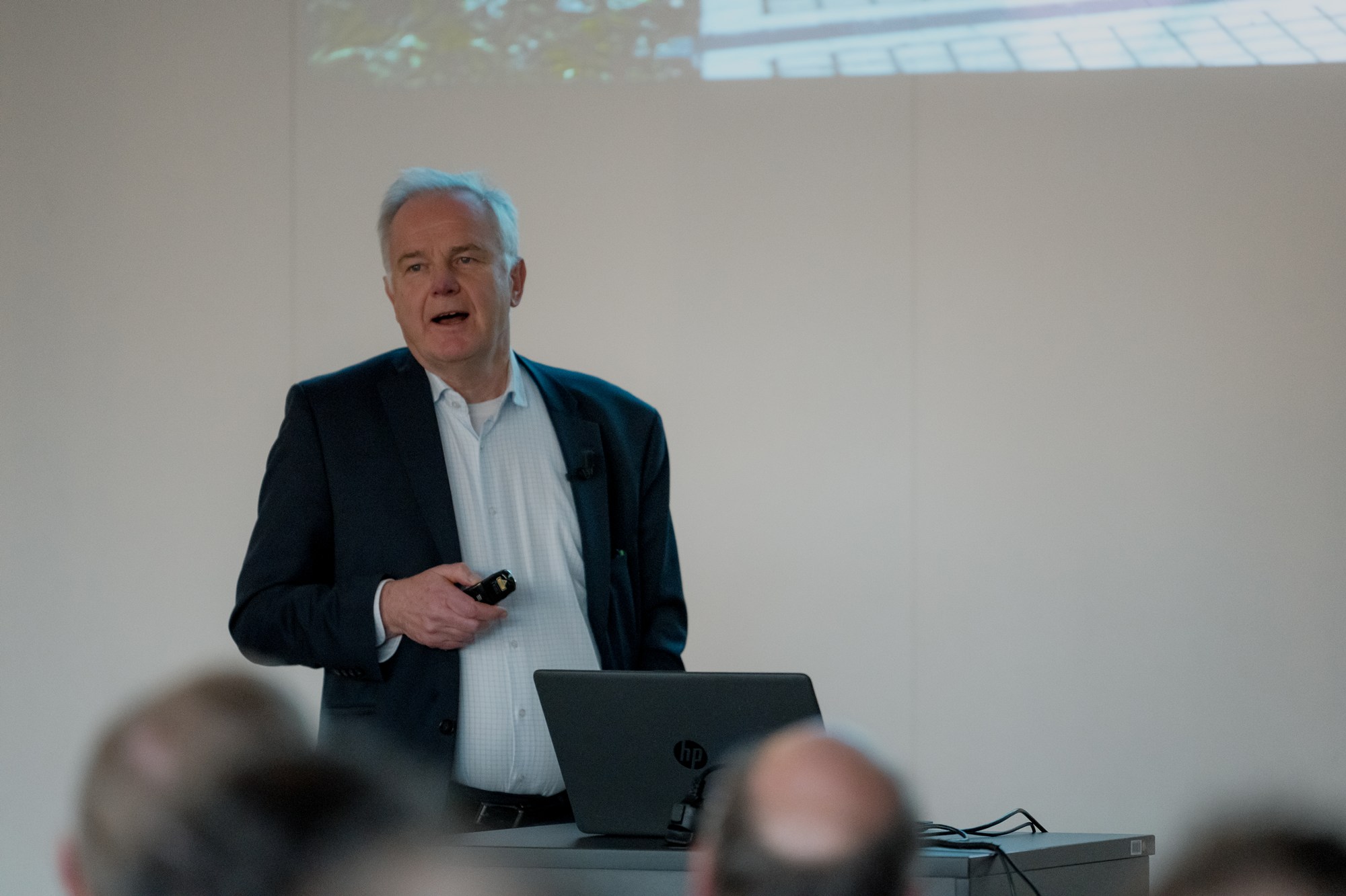 Dr. Andreas Dietz (Fraunhofer-Institut für Schicht- und Oberflächentechnik, Braunschweig) stellte die Bedeutung elektrochemischer Prozesse für die Entwicklung zukünftiger Energie- und Nachhaltigkeitskonzepte dar. (Foto: IWW)