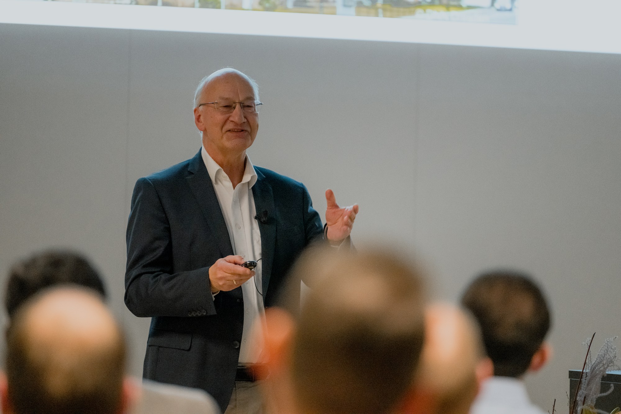 Prof. Dr. Bertram Reinhold (Audi AG, Ingolstadt) beleuchtete, wie sächsische Werkstoffkompetenz in moderne Mobilität und industrielle Anwendungen integriert wird. (Foto: IWW)