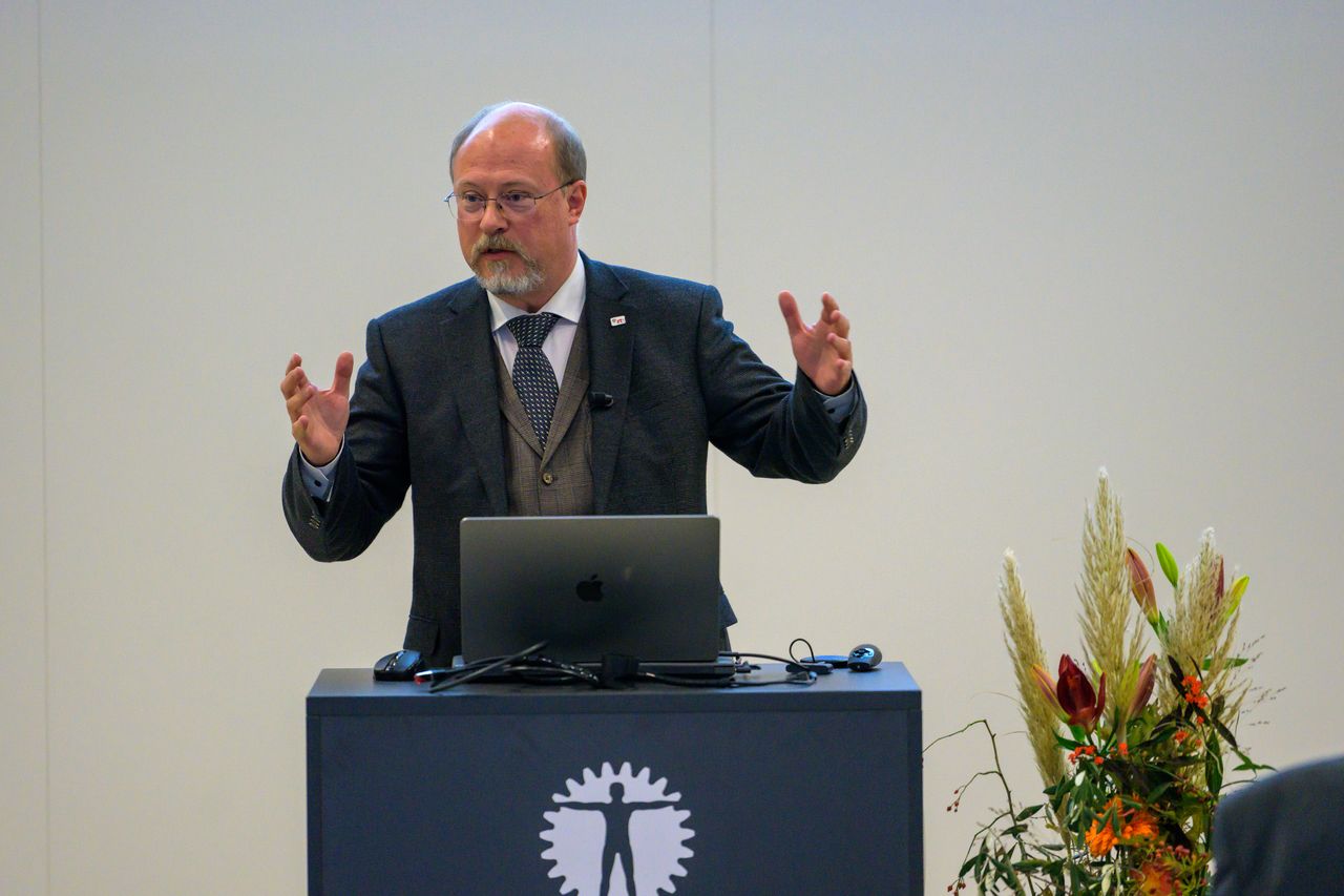 Dr. Dr. Wolfgang Hansal hielt ebenfalls einen eingeladenen Fachvortrag. Er stellte seine Einschätzungen zur Nachhaltigkeit von Beschichtungsprozessen vor. (Foto: IWW)