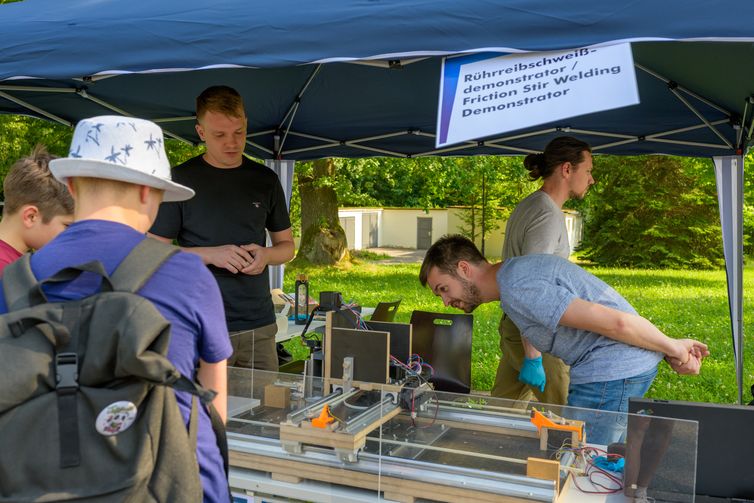 Studierende beim Tag der Werkstoffe 2025